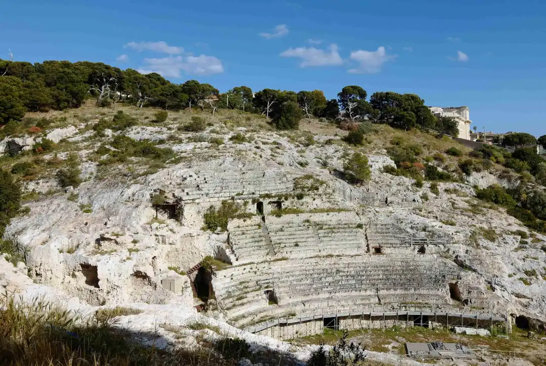 Ricostruzione grafica di un combattimento gladiatorio nell'Anfiteatro