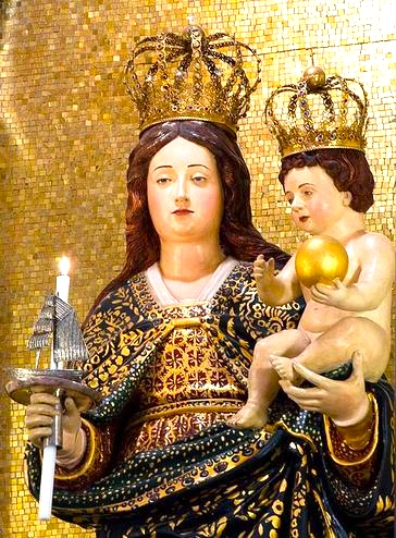 Interno del Santuario Gotico-Catalano o della Basilica Neoclassica