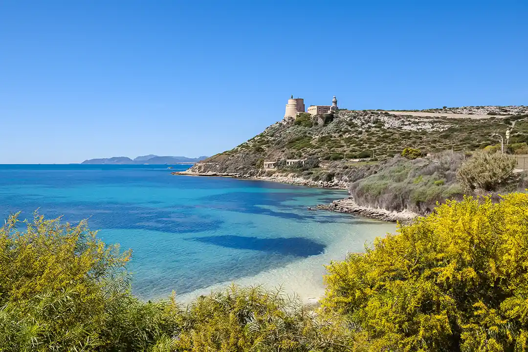 Veduta della spiaggia di Calamosca con le rocce circostanti