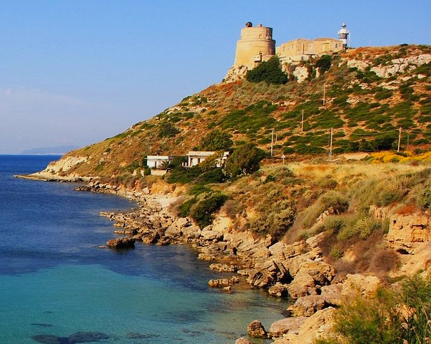 Sentiero che porta al Faro di Sant'Elia, vista Calamosca