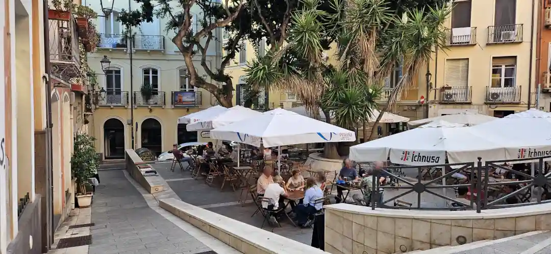Vista notturna dei ristoranti del Quartiere Marina