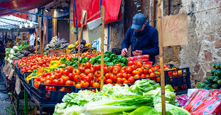 Banchi di formaggi e salumi sardi al mercato