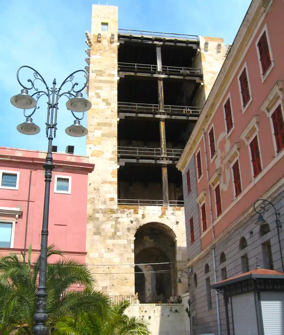 Torre dell'Elefante con la statuetta
