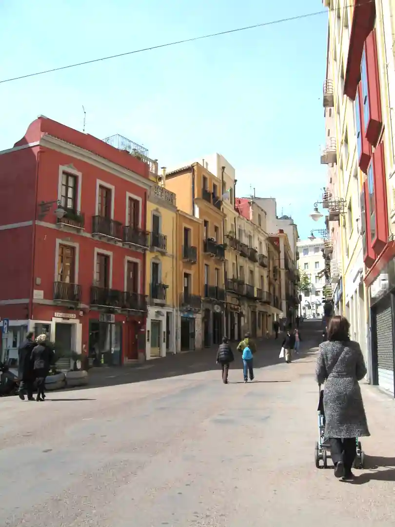Vista della Via Garibaldi con negozi e passanti
