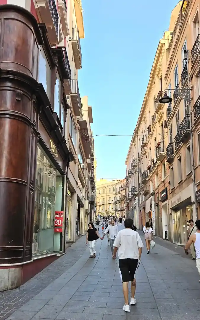 Vista della Via Manno con negozi e palazzi storici