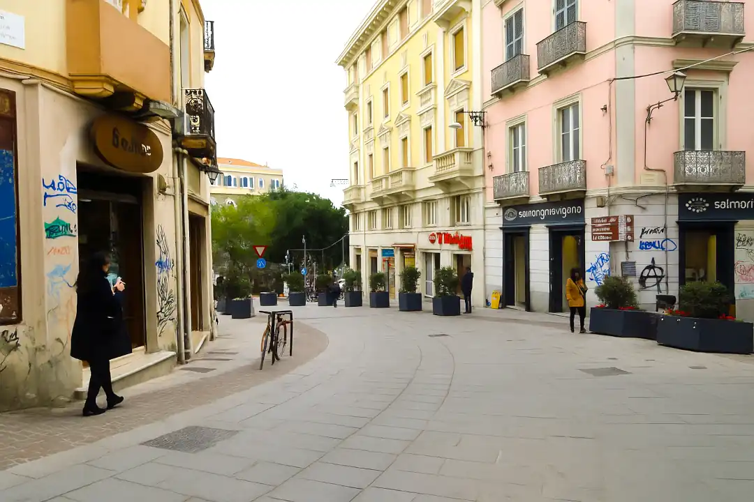 Persone che passeggiano lungo la via pedonale